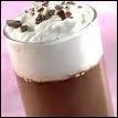 Quel est l'appelation de ce caf surmont de lait battu avec de la crme fouette, parsem de chocolat en poudre ?