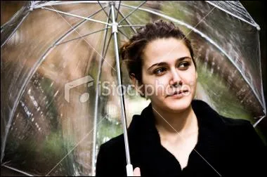 Dans une file de trois femmes, une seule d'entre-elles a un parapluie. Qui se fait mouiller