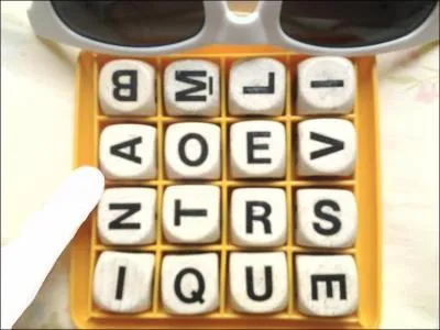 Dans les mots ci-dessous, lesquels figurent sur le plateau ?