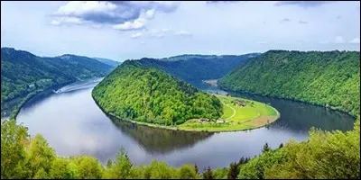 Quel fleuve européen, naissant dans la Forêt-noire, vient se jeter dans la mer Noire ?
