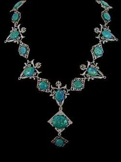 Chez Barjow et Beurk , Harry voit le collier d'opale. Combien de morts ce collier a-t-il fait ?