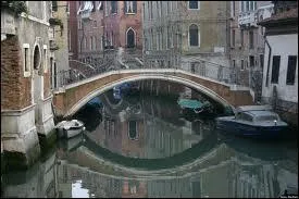 Lequel de ces couples chantait 'Les gondoles  Venise' ?