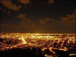 Pour Maxime Leforestier, quelle ville s'veille depuis une maison bleue ?