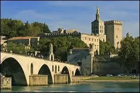 Sur le pont de quelle ville danse-t-on tous en rond ?