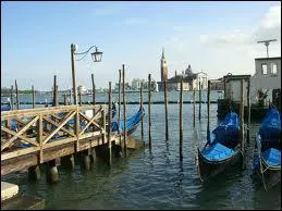 Quelle ville tait triste pour Aznavour, au temps des amours mortes ?