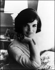 Quel mtier exerait Jackie Bouvier avant sa rencontre avec J. F. Kennedy ?