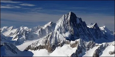 Quelle chaîne de montagnes sépare l'Italie de la Suisse ?