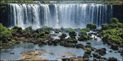 Quelles chutes d'eau marquent une frontière naturelle entre l'Argentine et le Brésil ?