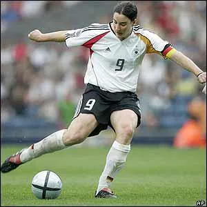 Ce tournoi tait le dernier d'une lgende du football fminin, Birgit Prinz. Elue trois fois meilleure joueuse du monde, elle dtient le record de buts marqus en Coupe du Monde, avec...