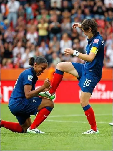 Ct franais, ce mondial achev  la 4me place est une russite. Et pourtant, les Bleues sont passes prs de l'limination face  l'Angleterre, sauves par le but...