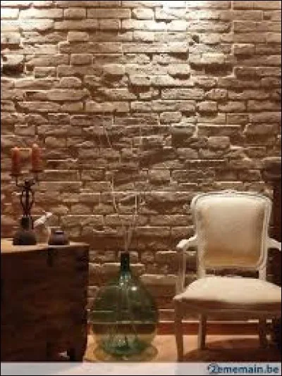 ''Quand le SOLEIL se pointe à l'horizon / tes griffes sont rentrées et tu ronronnes dans mon cou / Des petits mots chauffés à blanc comme ta robe... Quand le SOLEIL entre dans ma maison''