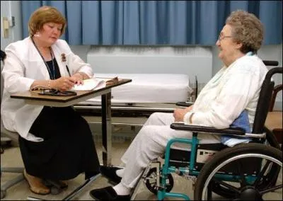 Je m'occupe des personnes ages et de leurs maladies, je suis...