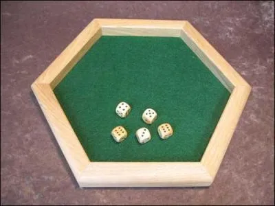 Jeu de ds, o l'on doit faire le maximum de combinaisons pr-tablies pour marquer des points .