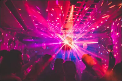 Qui chantait 'Je suis né quelque part' ?