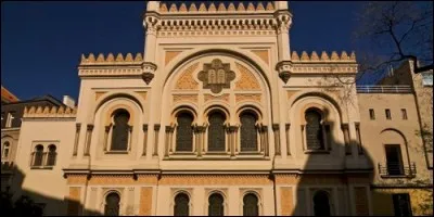 Quel est le nom de l'édifice où les personnes de religion juive viennent prier ?