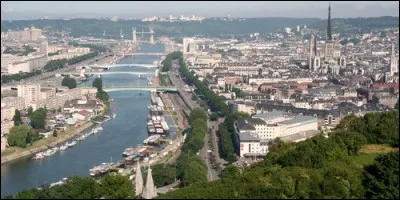 La cathédrale Notre-Dame, les églises Saint-Maclou et Saint-Ouen et le Gros-Horloge sont les monuments de la ville de :