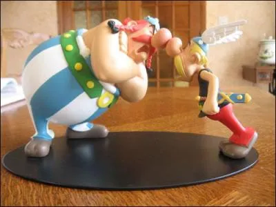 A quel titre d'album, d'Astrix, vous fait penser cette figurine ?