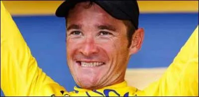 Leader de l'quipe 'Team Europcar' il a port le maillot jaune 10 jours sur le Tour de France en 2004 et en 2011. Il est arriv 4me du Tour de France 2011. Qui est-ce ?