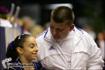 Comment s'appelle l'entraneur de Youna ?