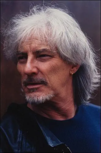 Dans laquelle de ses chansons Hugues Aufray dit-il : 'Moi j'ai choisi la route solitaire, pareille  celle du vent, moi j'ai choisi la route solitaire qui va l-bas loin devant'. ?