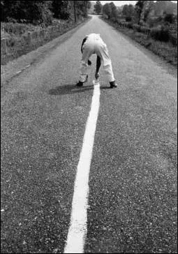 Qui dit dans sa chanson 'Je trace' : Sur la ROUTE je trace, je trace les heures qui nous sparent je trace, je trace  te voir en face je trace au marqueur, les contours de l'amour avant qu'il passe ?