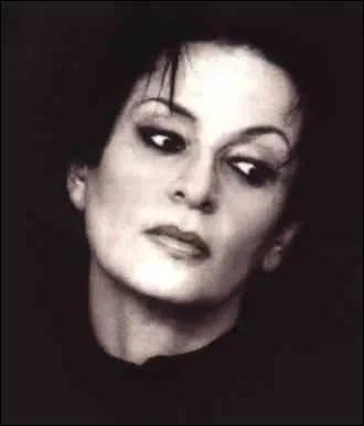 Dans laquelle de ses chansons Barbara dit-elle : 'Je reprendrai la ROUTE, le monde m'merveille, j'irai me rchauffer  un autre soleil, je ne suis pas de celles qui meurent de chagrin' ?