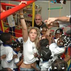 Quel nom porte la fondation que Shakira a cre  l'ge de 17 ans ?