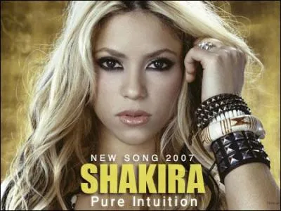 De quelle couleur est la perruque de Shakira dans le clip ' Pure Intuition ' ?