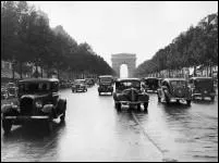 L'ge d'or de l'automobile modifiera le paysage des routes, les Champs Elyses ne seront pas pargns. L'ge d'or de l'automobile correspond  quelle anne ?