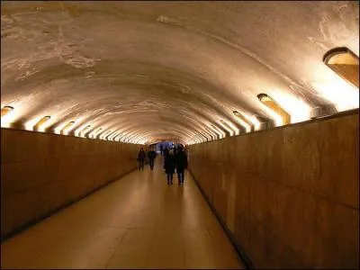 Quel passage permet  partir de l'avenue des Champs-lyses, d'accder au terre-plein central de l'Arc de Triomphe ?