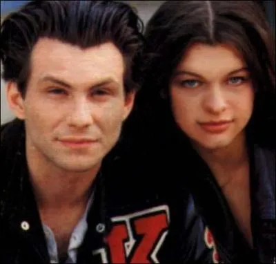 Quelle actrice, qui n'est devenue star que bien plus tard, est la compagne de Christian Slater dans le film 'Kuffs', sorti en 1992 ?