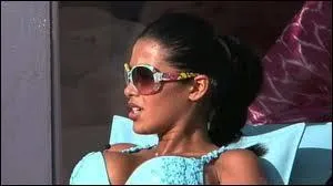 Comment s'appelle la jeune fille sur la photo ?