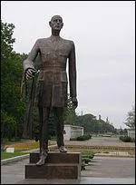 De nombreuses statues ont t riges en son honneur. Celle-ci se trouve  Bucarest, capitale de...