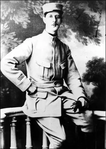 En 1914, au dbut de la premire guerre mondiale, il est lieutenant. Dans quel rgiment est-il affect ?