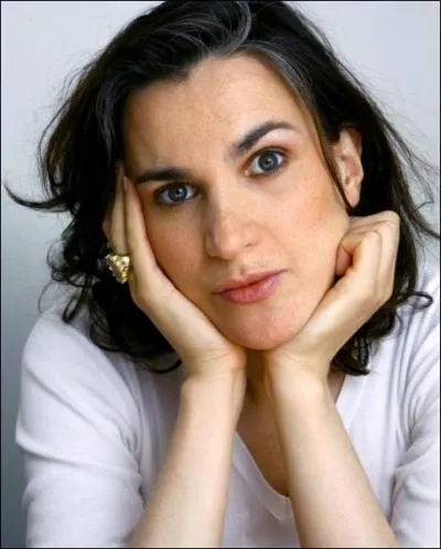 Ne en 1969, elle incarne Mava, l'idiote de service, dans 'Camra Caf' :