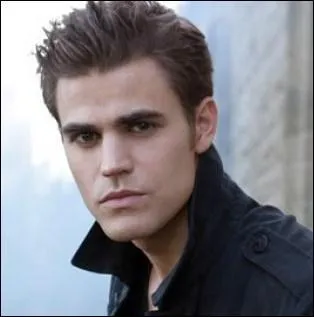 N en 1982, il incarne un suceur de sang sexy dans 'Vampire Diaries' :