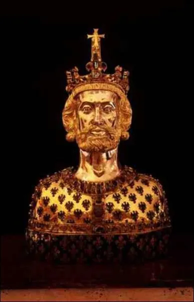 Charlemagne est le fils de Charles Martel.