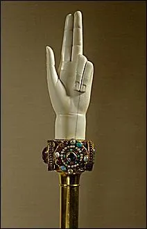 Au cours du sacre on remet au roi les 'regalia' qui sont les reliques conserves par ses anctres.