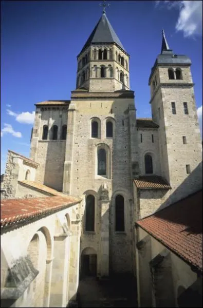 L'abbaye de Cluny est fonde au dbut du Xme sicle en Champagne.