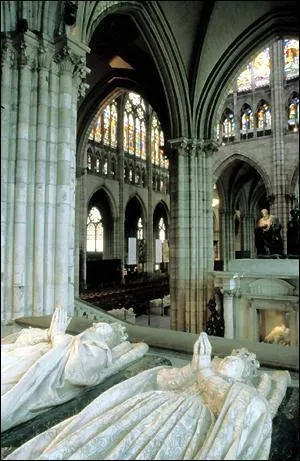 C'est sous Hugues Capet que la basilique Saint Denis devient la ncropole officielle des rois de France.