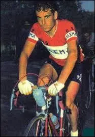 Quel champion cycliste belge tait entour de sa clbre 'Garde rouge' ?
