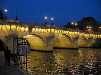 Quelle proposition, parmi celles-ci, est fausse concernant le pont Neuf de Paris ?