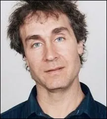 N en 1965, ce metteur en scne s'est spcialis dans les films d'action. Il a notamment ralis 'La Mmoire dans la Peau', 'Mr & Mrs Smith' ou encore 'Jumper' :