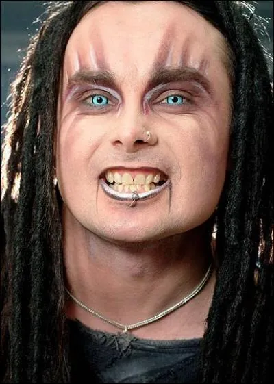 N en 1973, il est le chanteur et le crateur du groupe Cradle Of Filth :