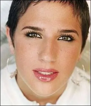 Ne en 1980, cette rapeuse franaise s'est fait connatre en chantant 'DJ' :