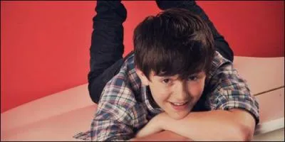 Comment se nomme le chanteur de gauche ?