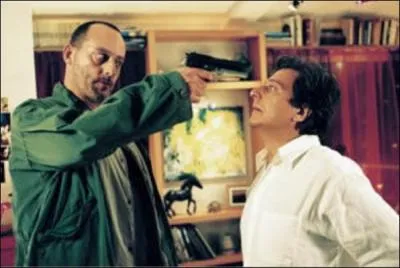 Il est Ange Loni, un cad indpendantiste recherch par toutes les polices et auusi par Palmer un dtective priv qui cherche  lui remettre des papiers d'hritage.