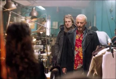 Il est J. L Shiffer, un flic qui va aid un de ces collgues Neurteaux ( J. Quivrin), a intgr la population turque d'un quartier, pour lucider un meutre.