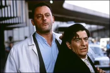 Il est ' le squale', agent de la DGSE, qui sent le savoir va faire coucher sa fiance avec un homme mari, pour torpiller le couple de celui-ci.