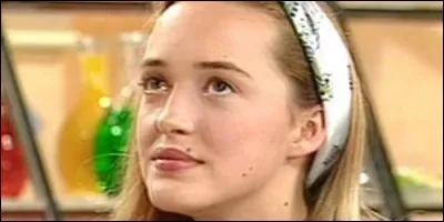 Dans quelle sitcom Hélène de Fougerolles interprète le rôle de Anne-Marie ?